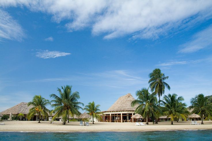 Enfants Utilisant Une Tablette Lors De Voyages Avec Fond De Plage