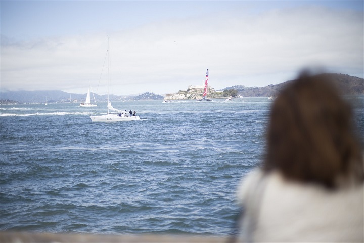 Femme qui regarde l’île d'Alcatraz