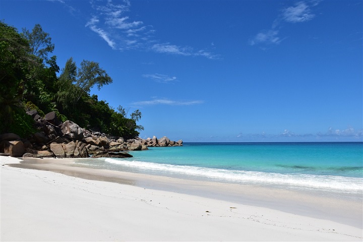 Plage et mer bleue