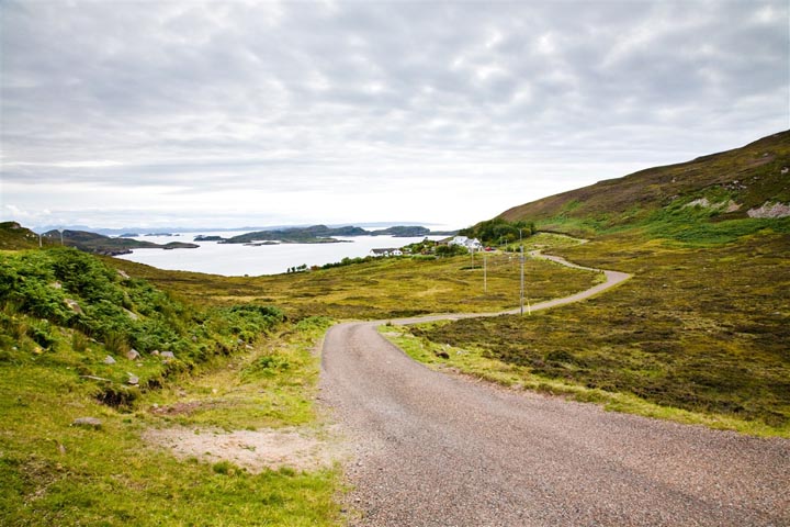 Route le long d'un lac en Ecosse