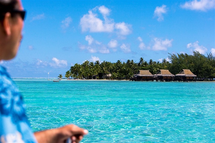 Homme devant la mer de Tahaa