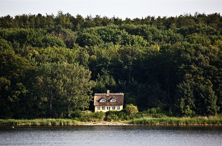 Maison au milieu de la forêt au Danemark 