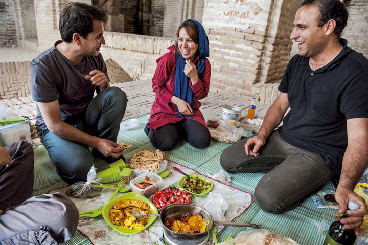 amis qui mangent ensemble en Iran