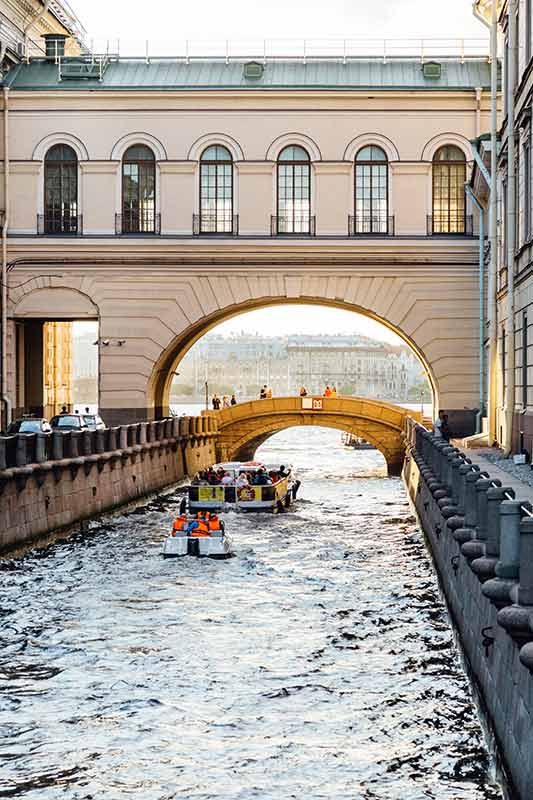 bateau à Saint-Pétersbourg