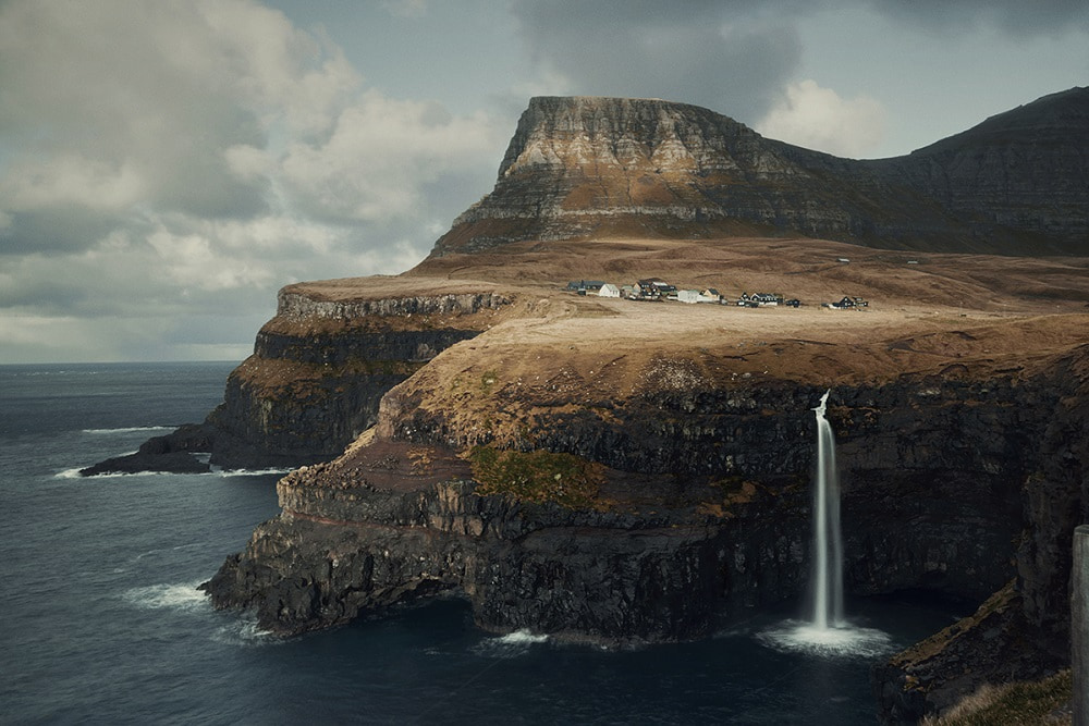 Cascade sur une falaise dans les îles Féroé