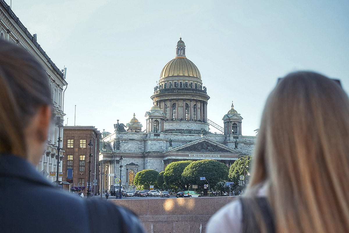 Femmes devant la Cathédrale Saint-Isaac de Saint-Pétersbourg