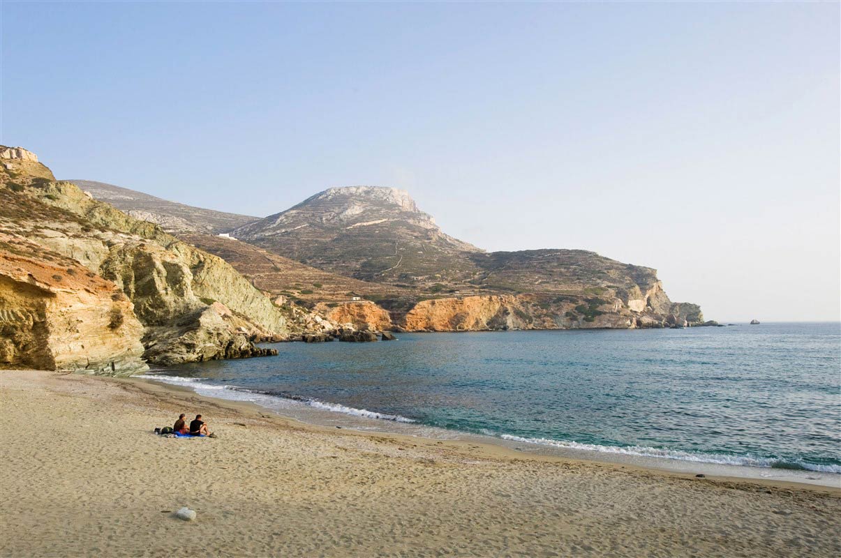 Couple sur la plage à Mykonos