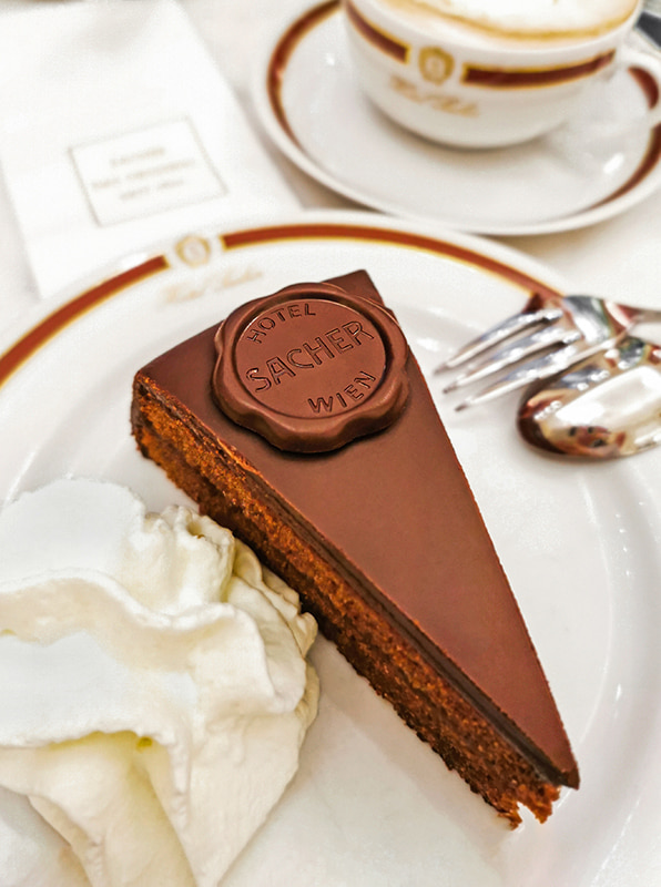 Sachertorte dans une assiette