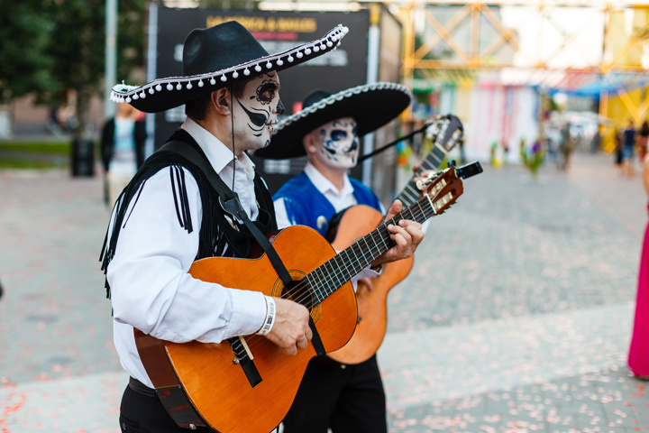 Deux hommes jouent de la guitare