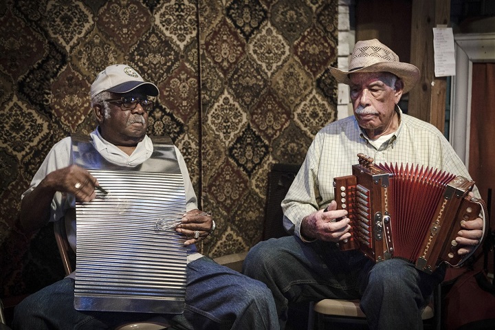 Deux hommes qui jouent de la musique