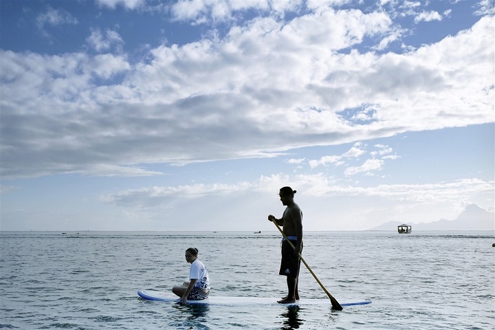 Deux hommes sur un paddle