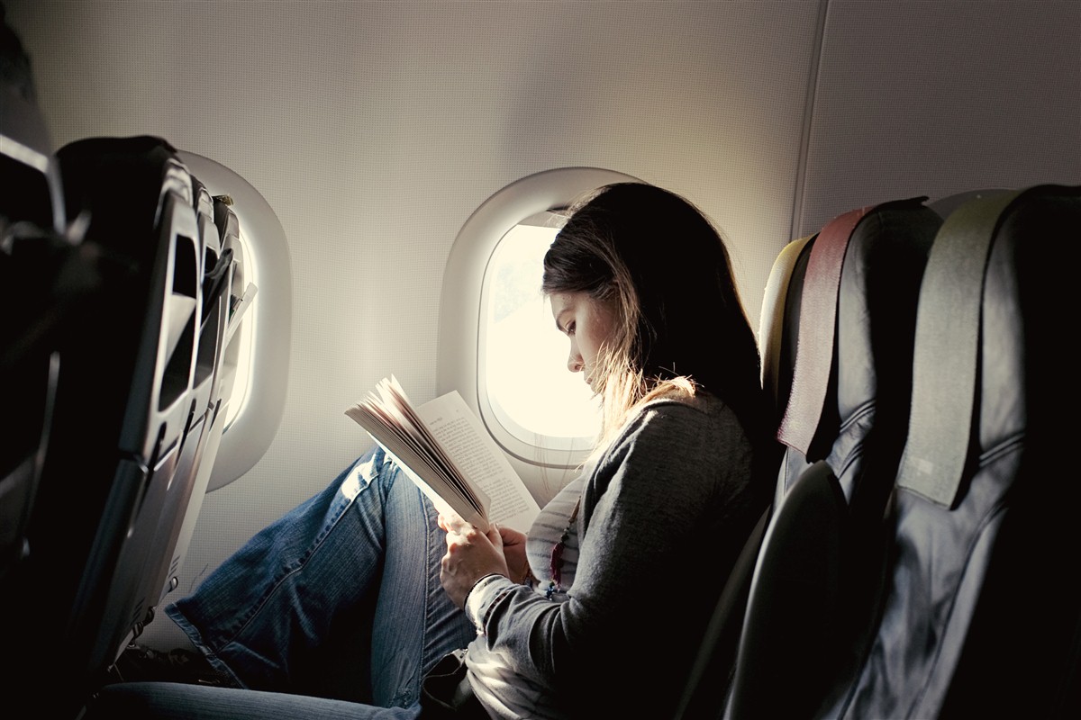 femme dans un avion