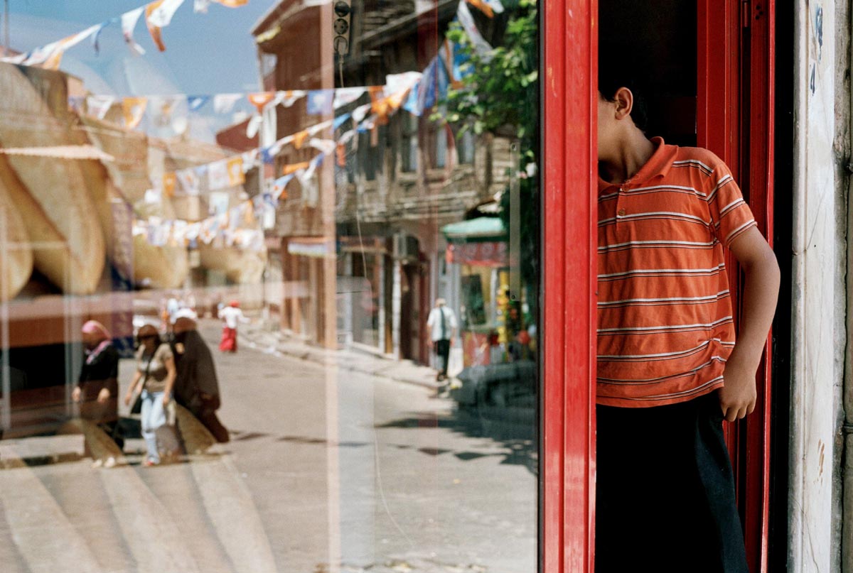 Garçon dans une boutique à Istanbul 