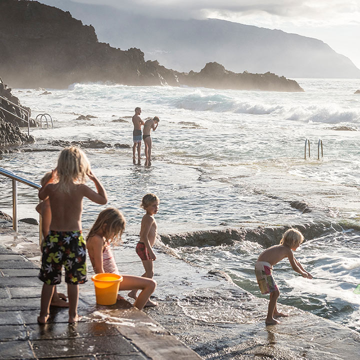 enfants au bord e l eau aux Canaries