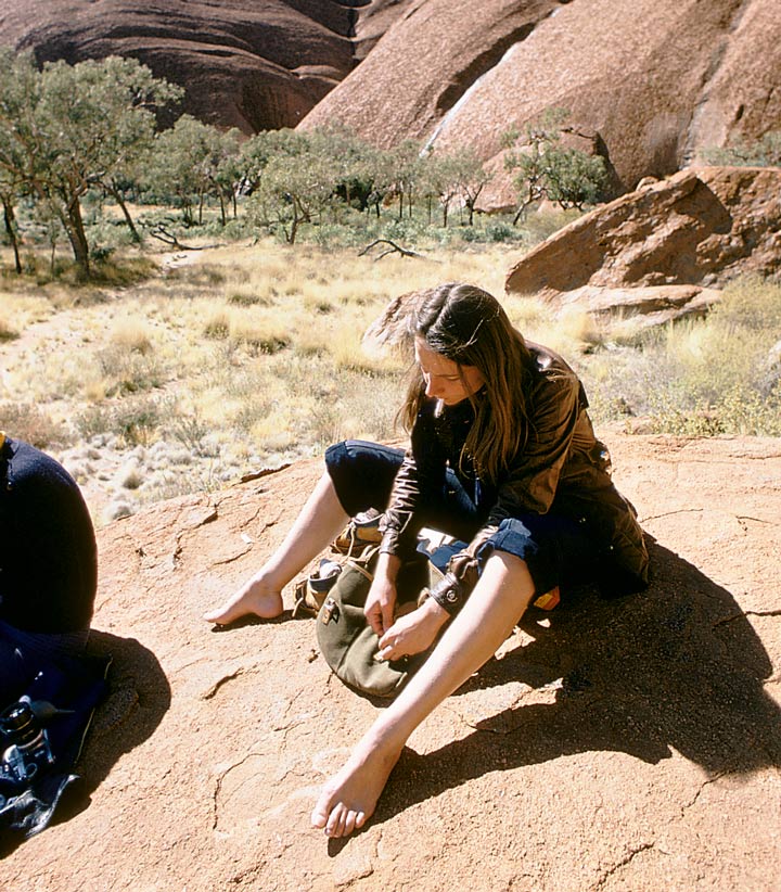 femme assise par terre