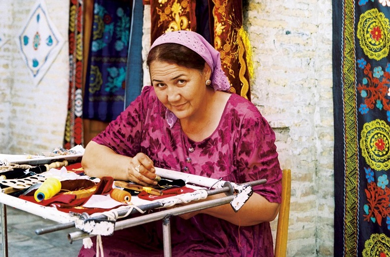 Femme qui vend ses produits au marché