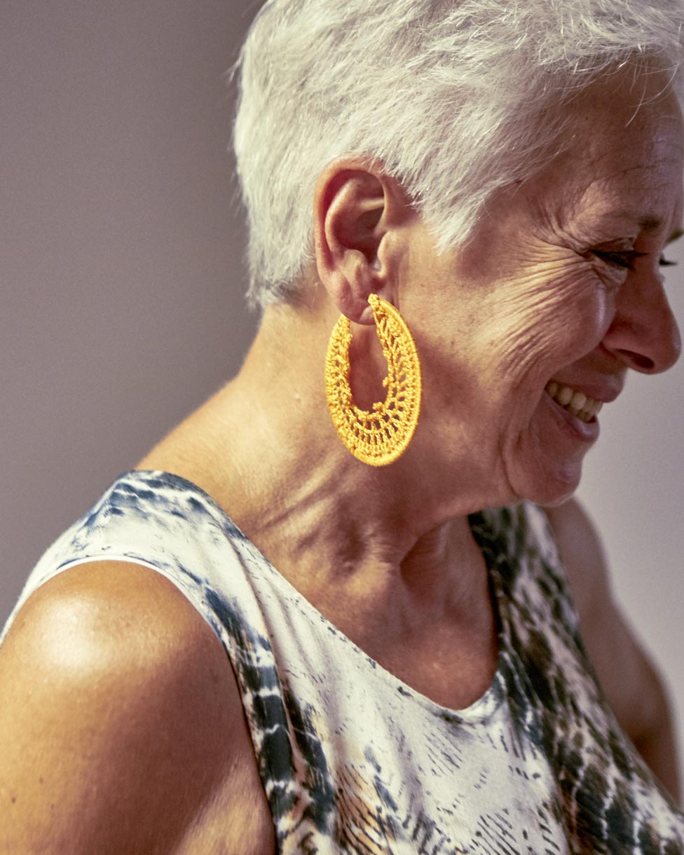 Femme avec une boucle d'oreille Tinos