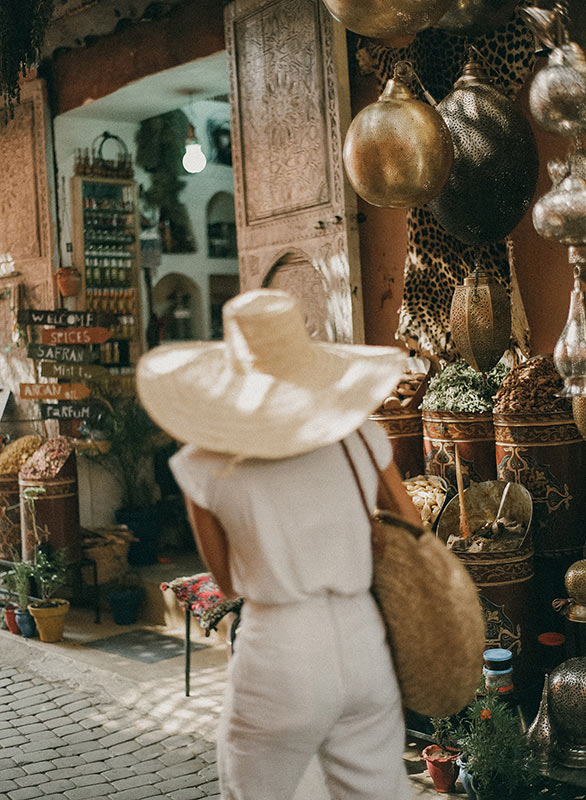 Touriste dans un souk