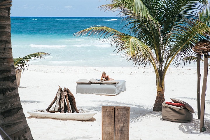 femme en train de lire sur la plage de Tulum