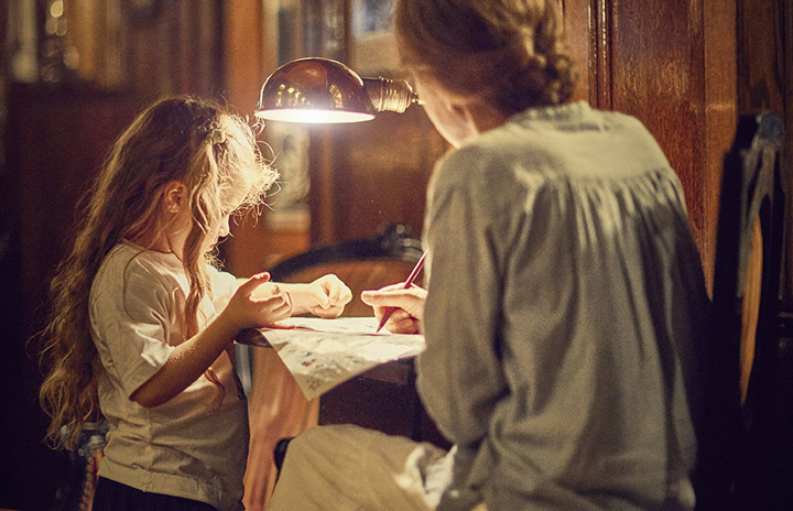 Une femme et sa fille jouent