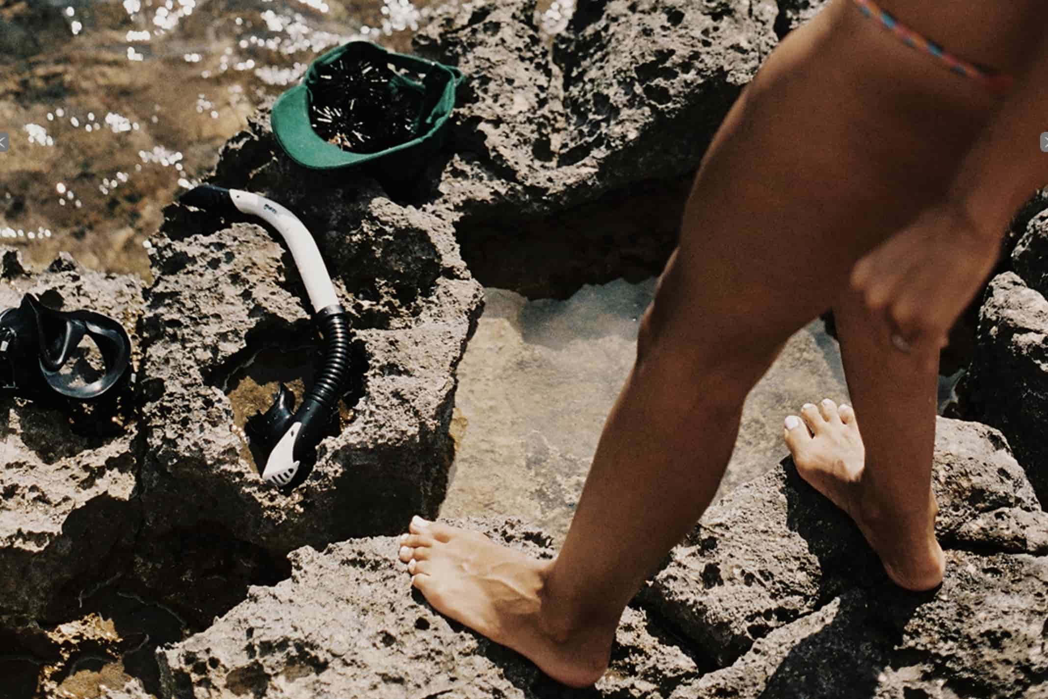 Femme avec des instruments de plongée à la mer