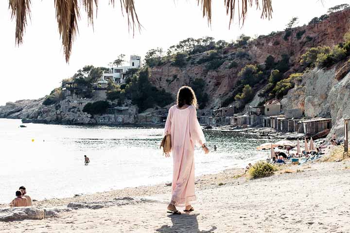 Femme qui marche sur la plage