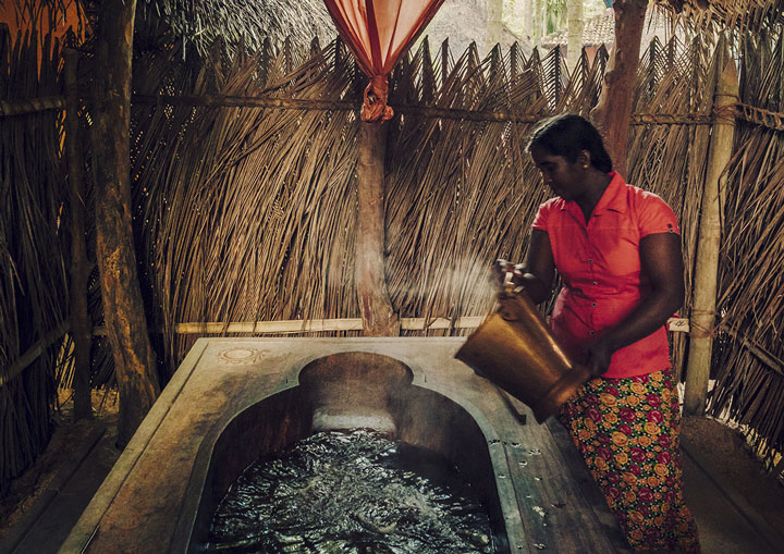 femme qui met de l'eau dans un bassin 