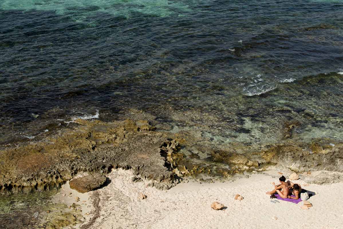 Couple sur une plage de Formentera