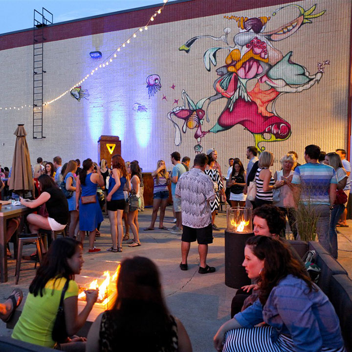 Fête de nuit dans un bar de Denver