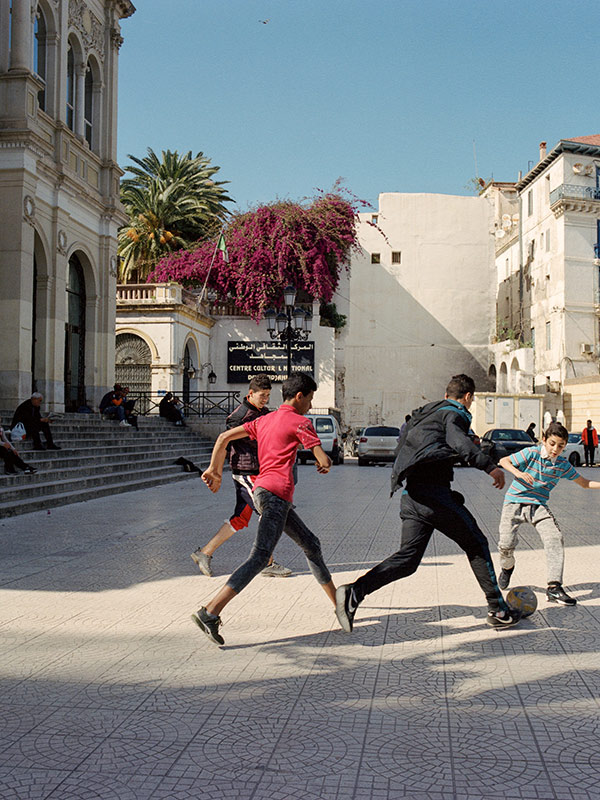 Enfants qui jouent au foot à Alger