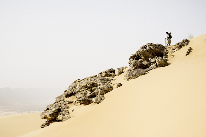 une homme qui marche sur le sable au Mauritanie