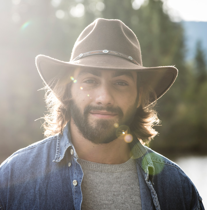 Homme avec un chapeau au Canada