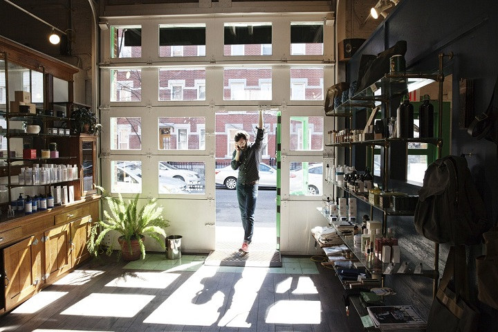 Homme dans une boutique de Brooklyn à New-York