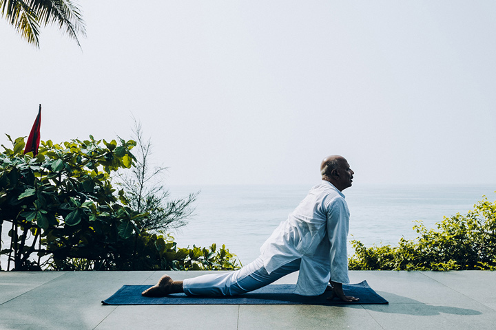 Homme qui fait du Yoga