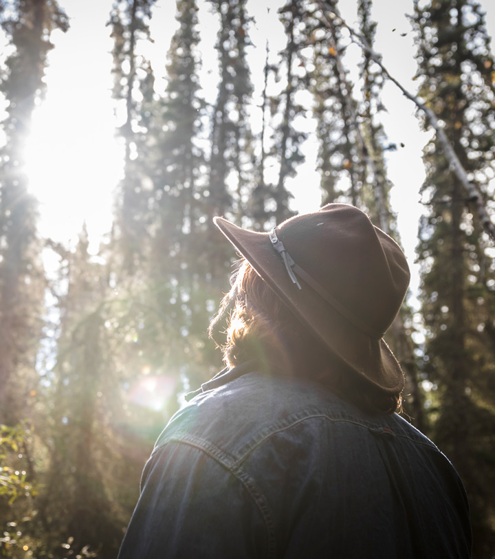 Homme qui regarde le soleil au canada