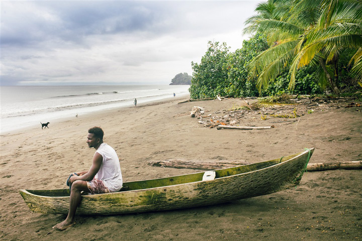 homme sur la plage en colombie