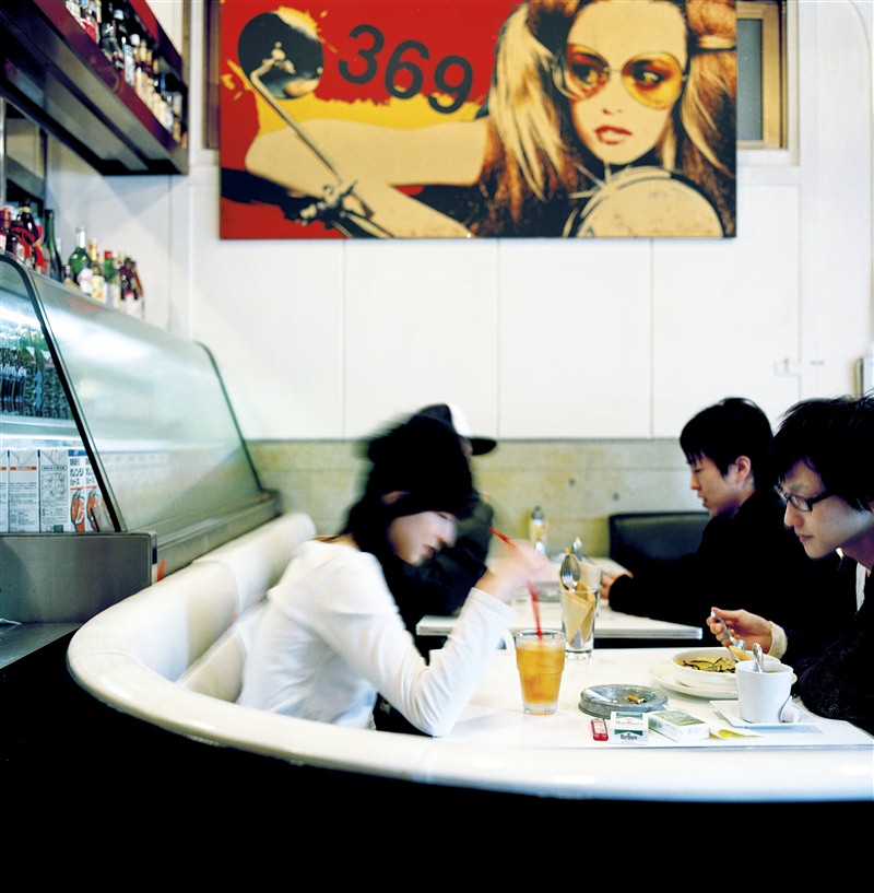 Japonais à table pour manger