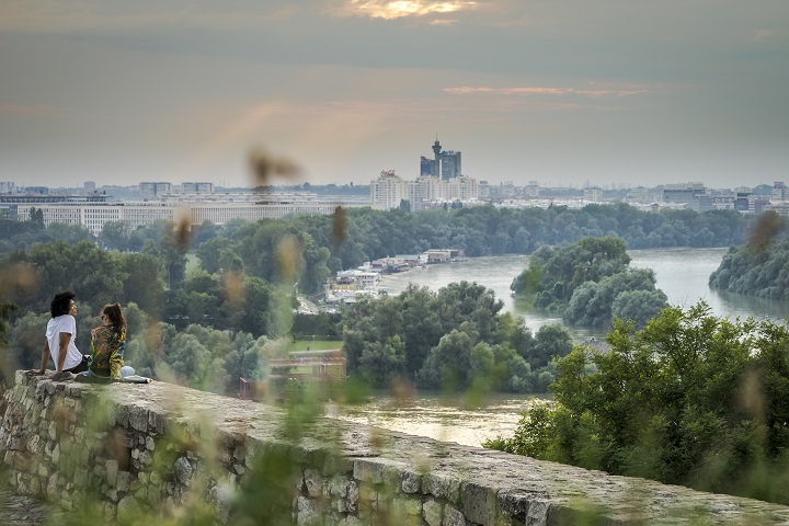 Couple devant un joli paysage d'Algérie