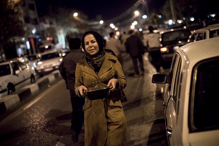 Femme avec du khoresh bademjan, spécialité iranienne