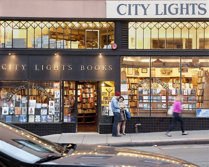 Couple devant une librairie de San Francisco