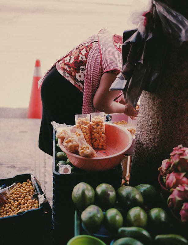 femme dans un marché