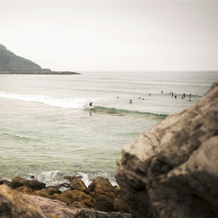 Surfeurs à Saint-Sébastien - Pays Basque - Espagne