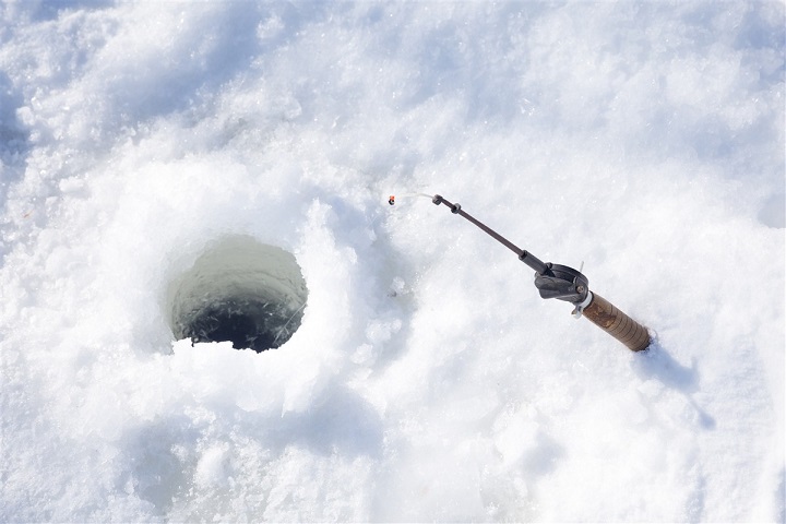 pèche au canada a travers la glace