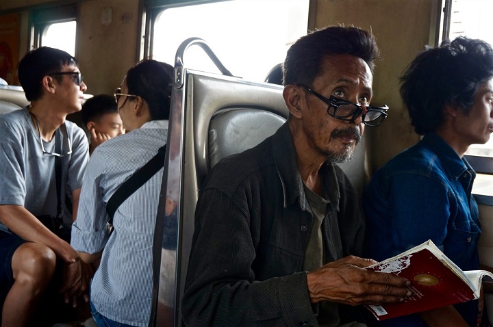 personnes dans un bus