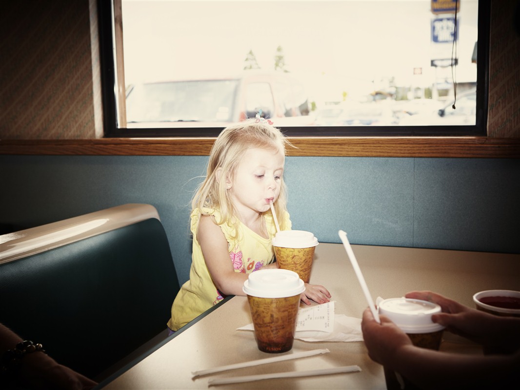 Petite fille dans un diner