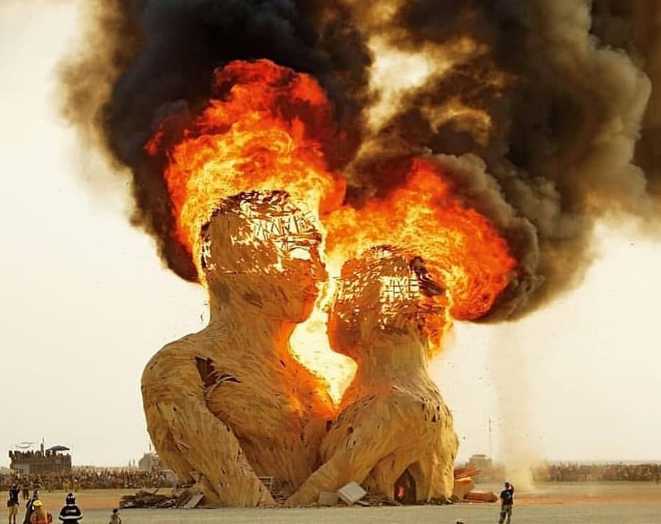Sculpture en feu festival Burning Man