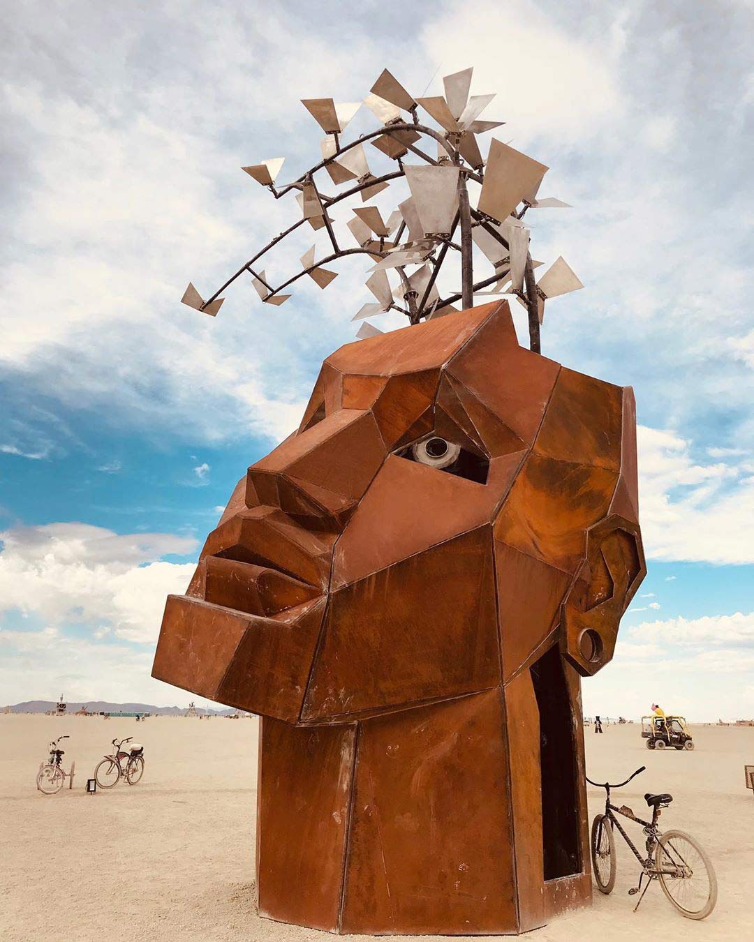 Sculpture d'un visage Burning Man 2020