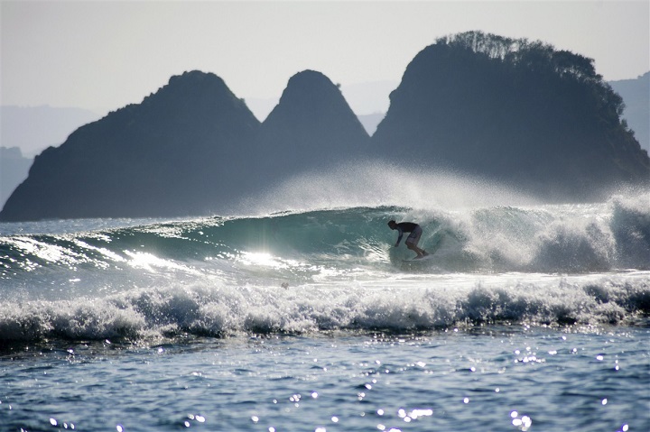surfeur en Indonésie