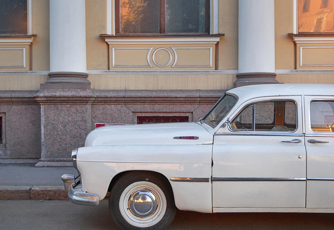 Vieille voiture dans Saint-Pétersbourg