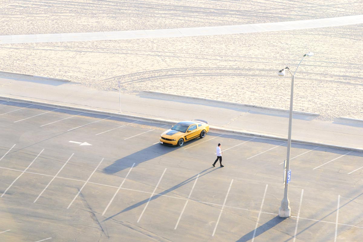 Voiture sur un parking de Los Angeles